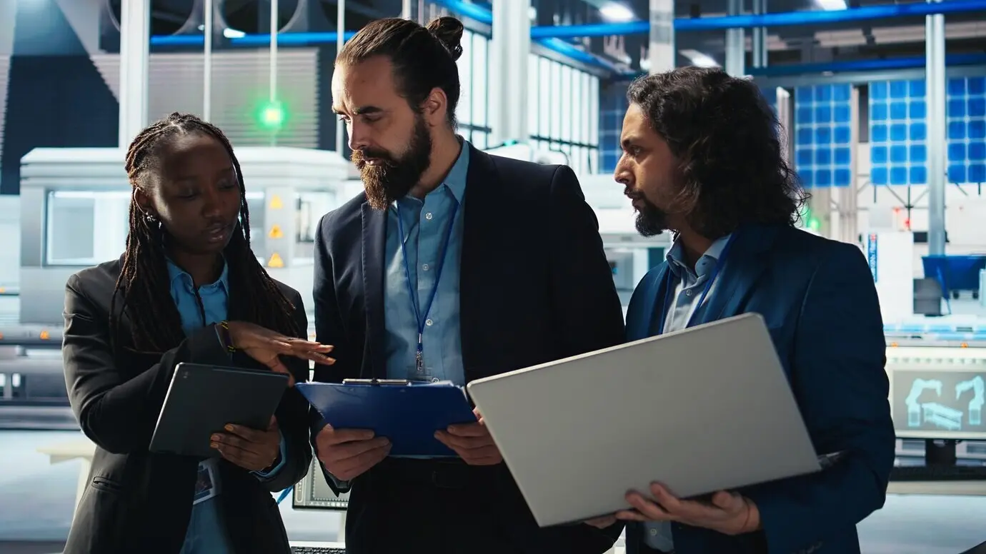 Im Team arbeitende Ingenieure einer Photovoltaikfabrik, die kostengünstigere Solarlösungen erforschen.