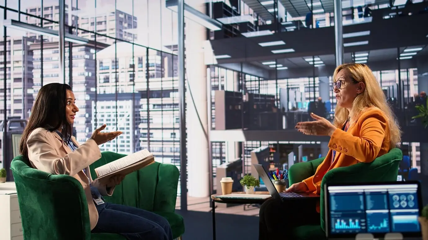 Team von Unternehmensdirektoren in einer Besprechung zur Auswertung der Leistungskennzahlen der Mitarbeiter.