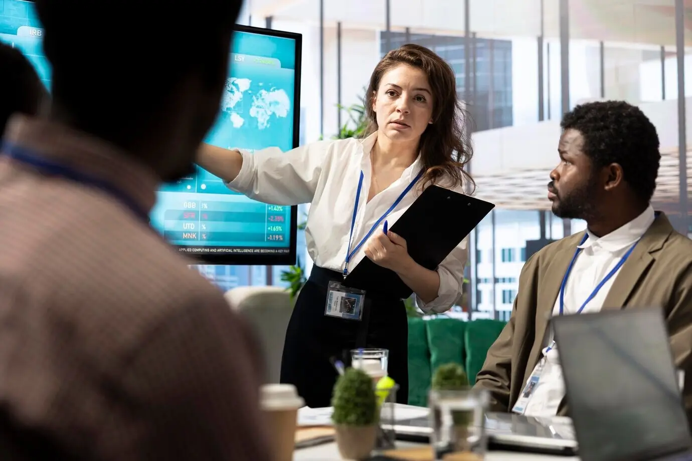 Unternehmensmitarbeitende prüfen Projektdetails und Zeitpläne.