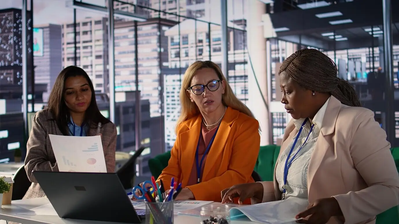 Ambitionierte weibliche Führungskräfte arbeiten in einem vielfältigen Arbeitsumfeld zusammen.