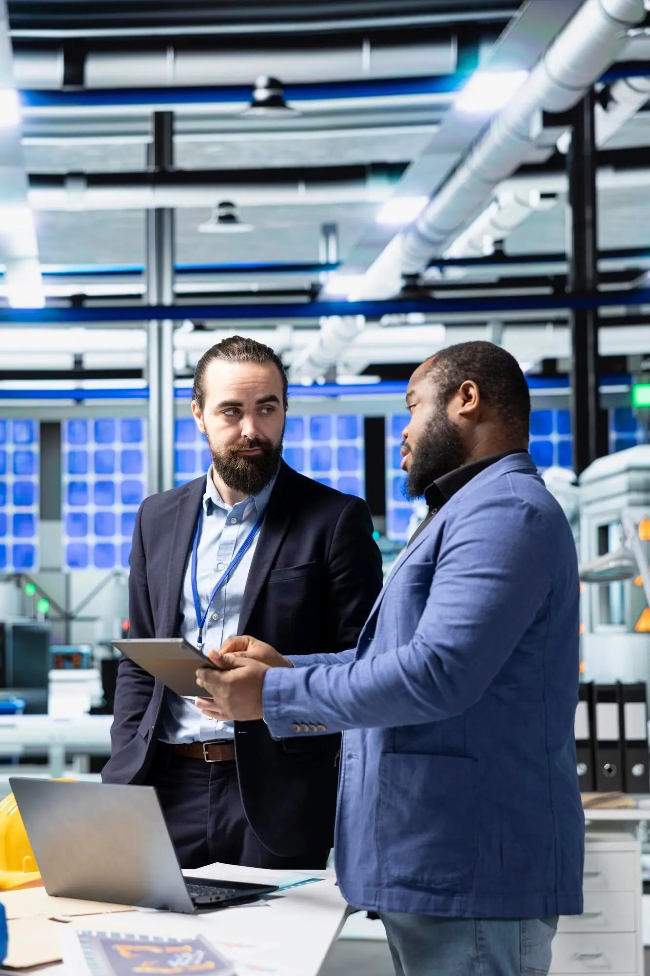 Eine Gruppe aus Industrieexperten und Ingenieuren, die Solaranlagen analysieren.