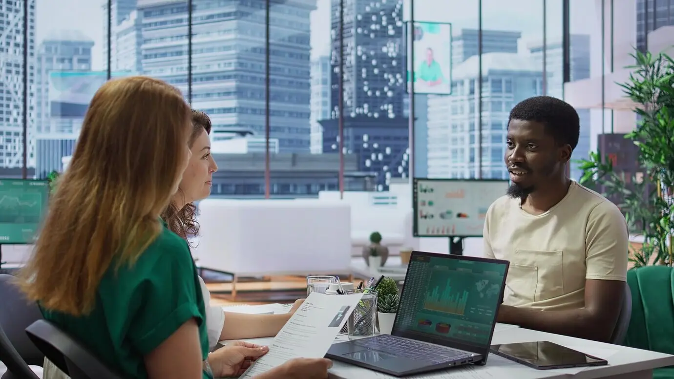 Professionelle Geschäftsfrau prüft während eines Vorstellungsgesprächs den Lebenslauf eines Bewerbers.